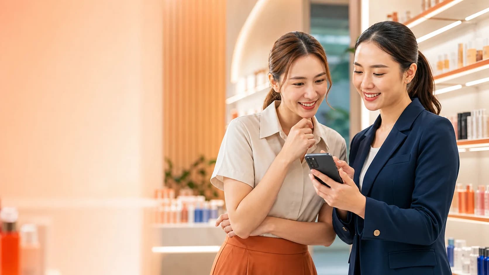 พาร์ตเนอร์ร้านบิวตี้กำลังดูข่าวสารร่วมกับที่ปรึกษา MISTINE